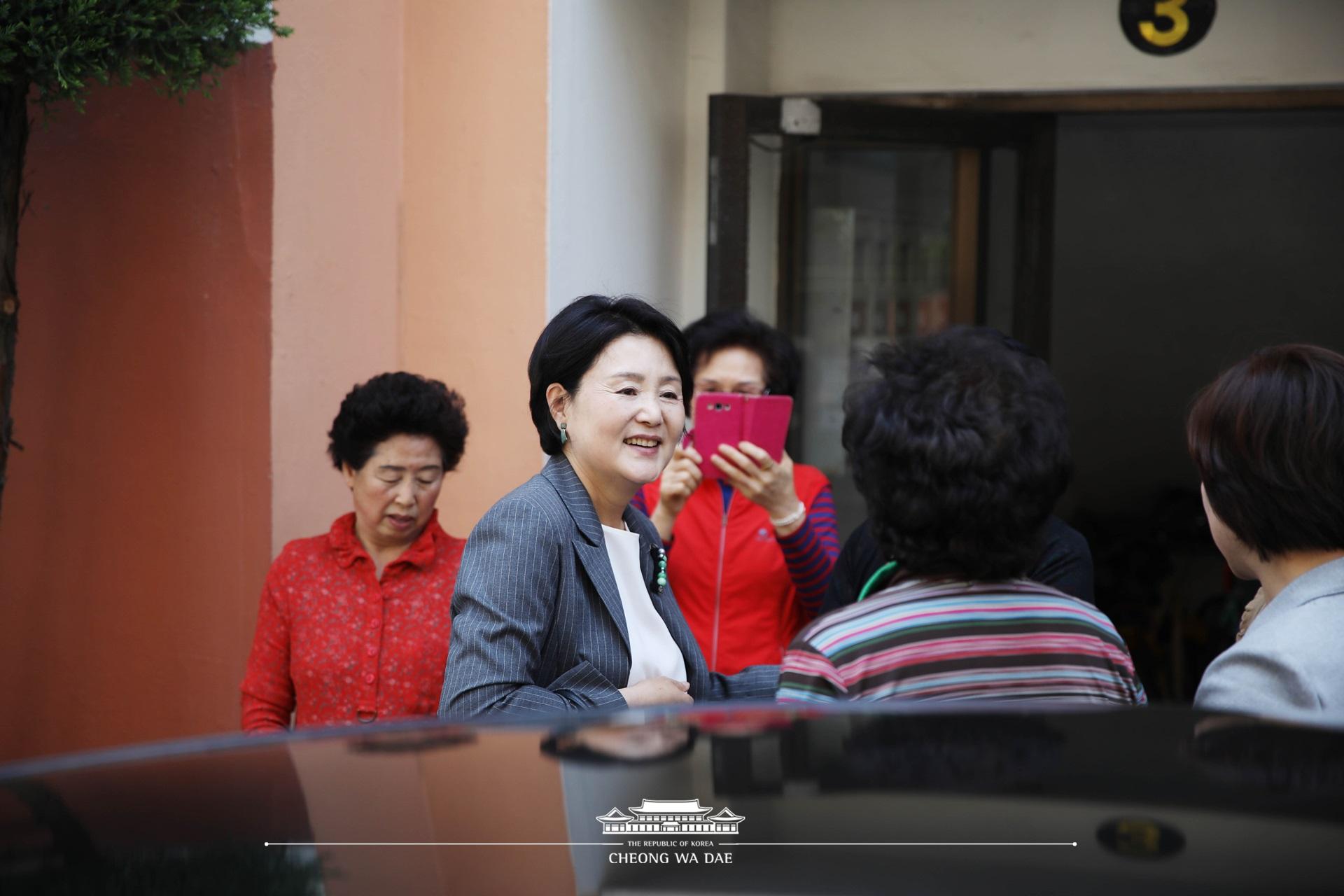 김정숙 여사_공항과 어머님댁 방문