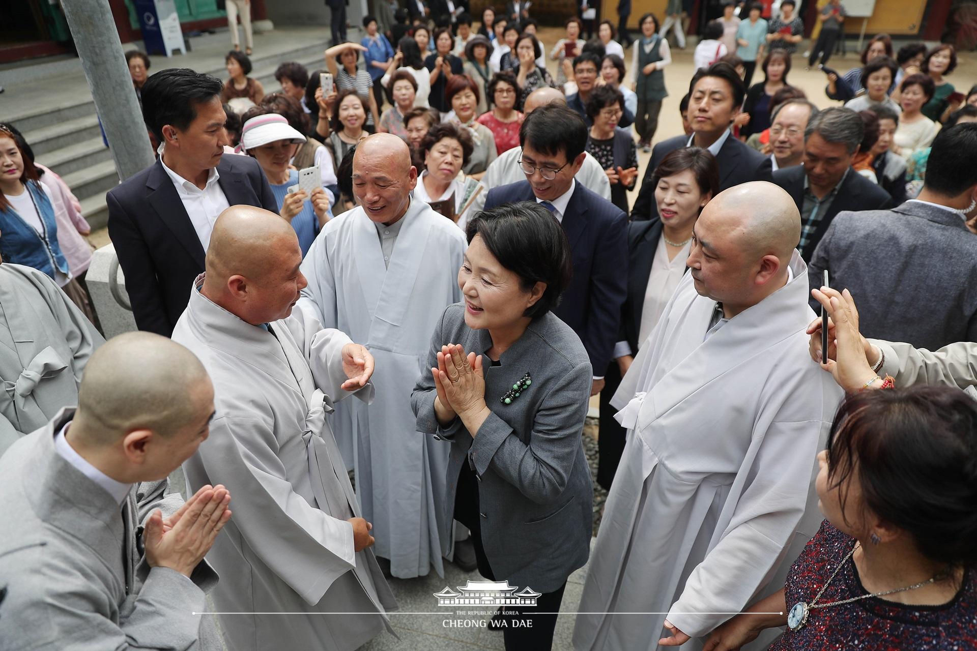 김정숙 여사_진주 호국사