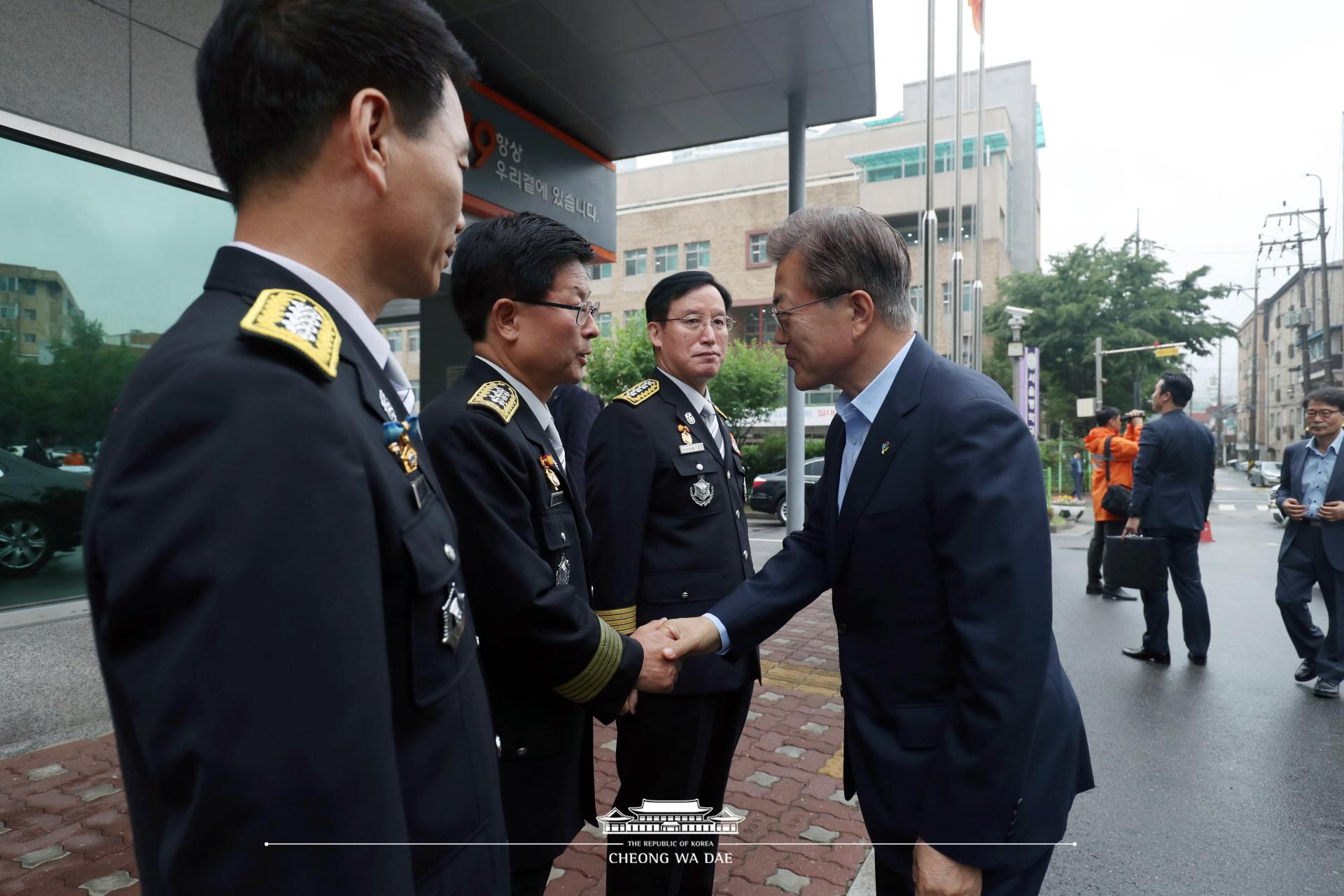 문재인 대통령_용산소방서 방문