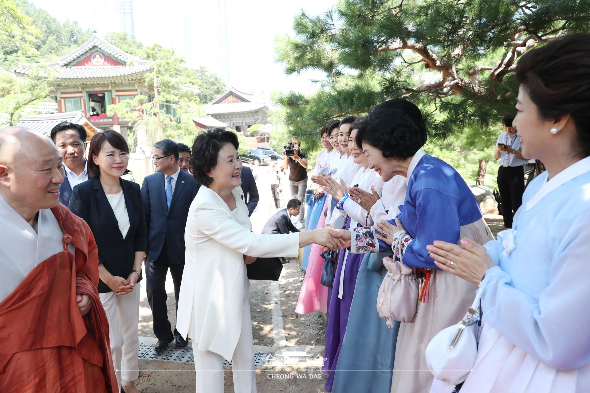 김정숙여사, 봉은사 전통문화 체험관 준공식