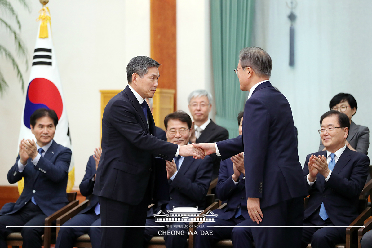 신임 국방부 장관 등 임명장 수여식