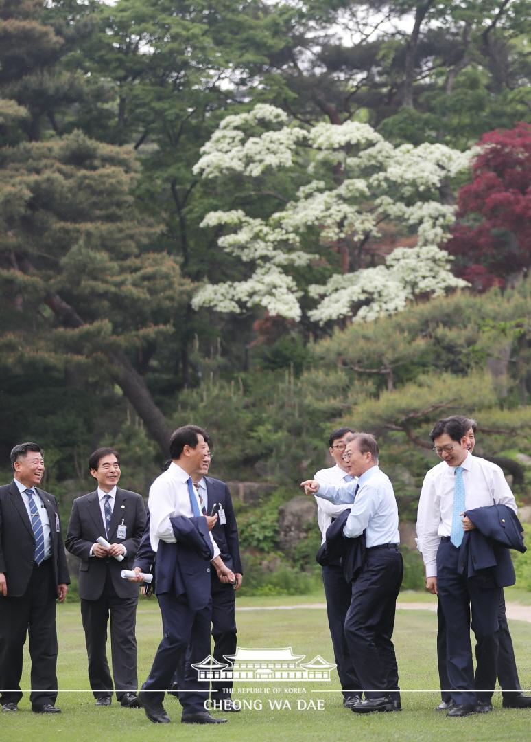 문재인 대통령_청와대 기능직원 오찬 및 산책 여민관