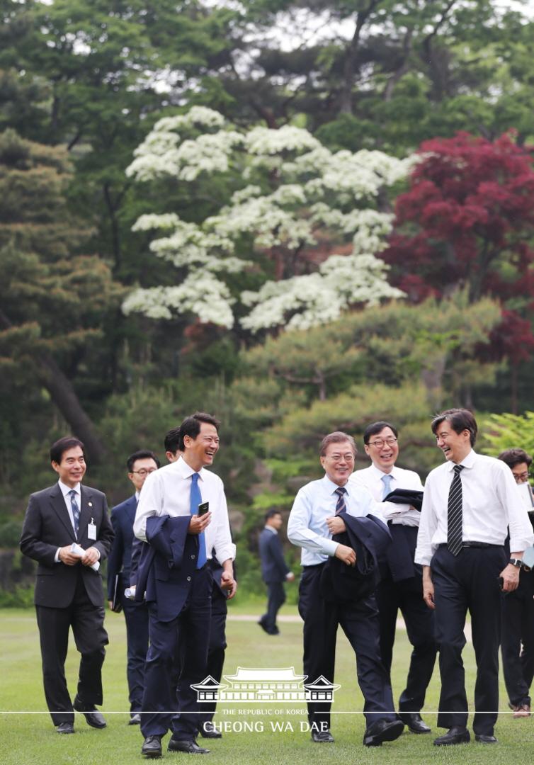 문재인 대통령_청와대 기능직원 오찬 및 산책 여민관