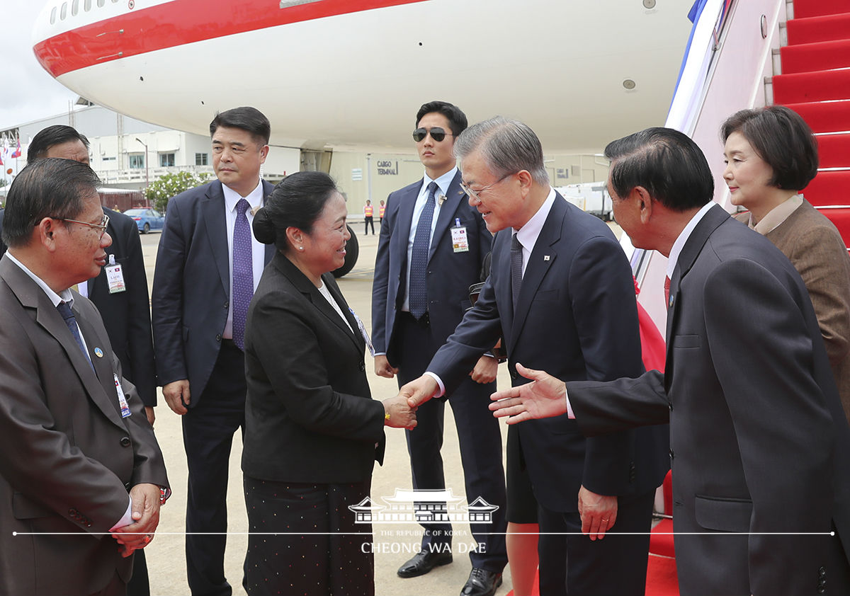 라오스 비엔티안 와타이 국제공항 도착 행사