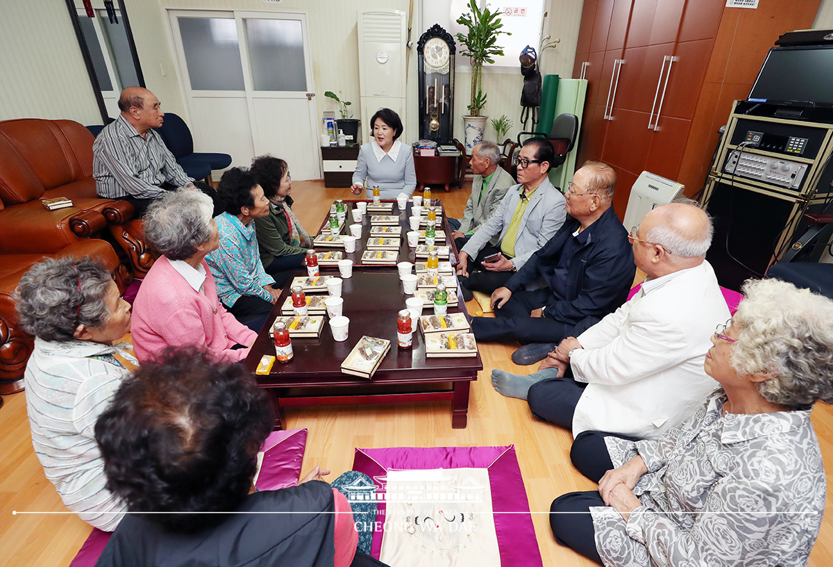 김정숙 여사, 경로당 방문