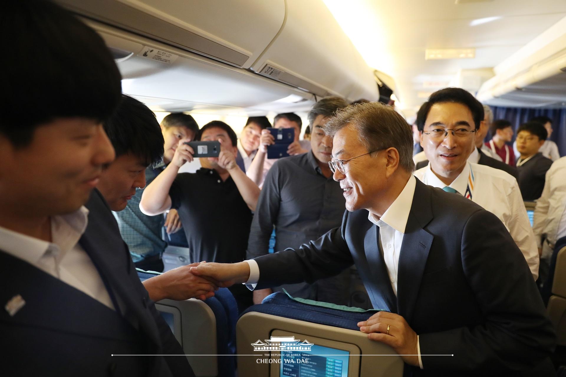 G20_한국 오는 비행기안