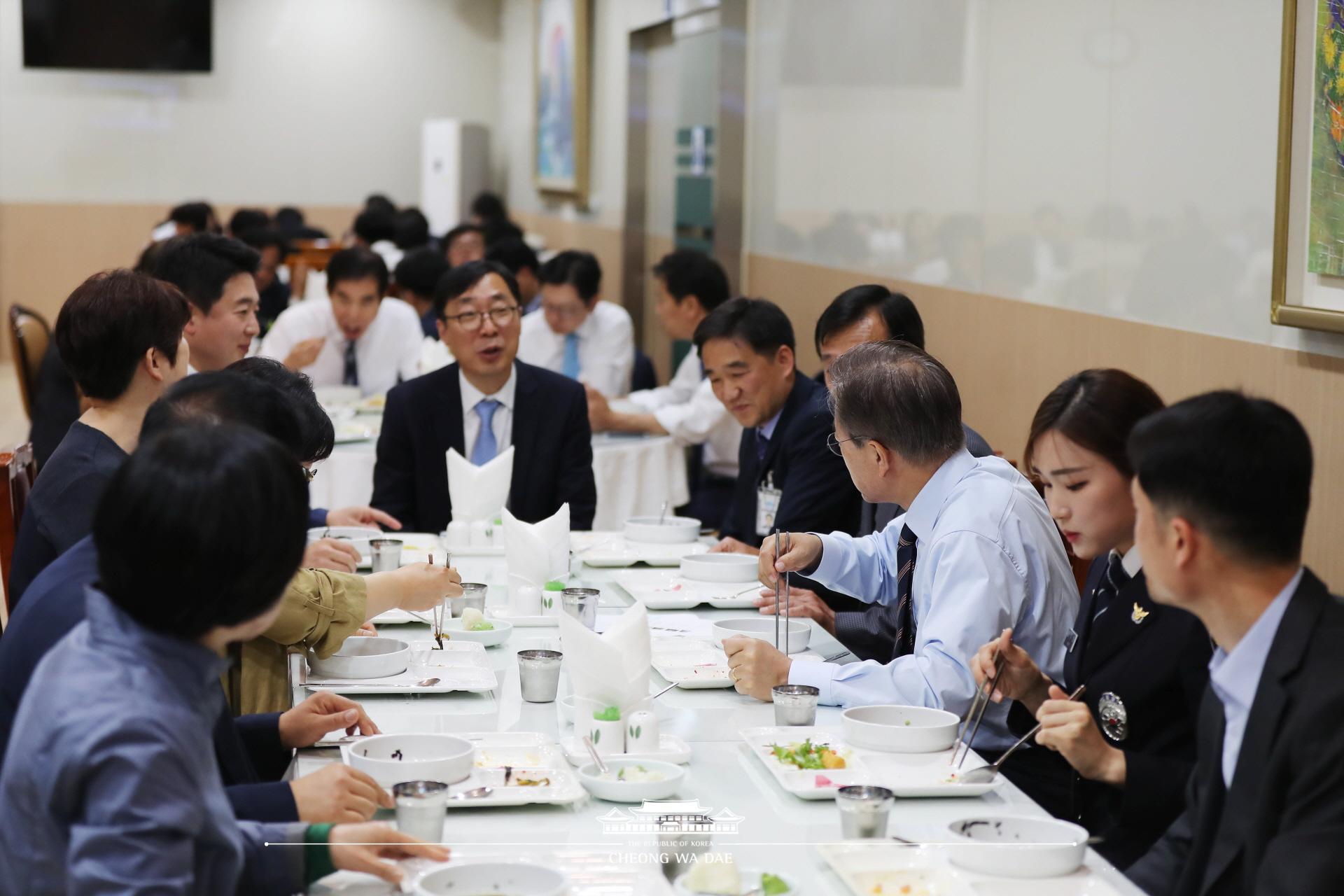 문재인 대통령_청와대 기능직원 오찬 및 산책 여민관