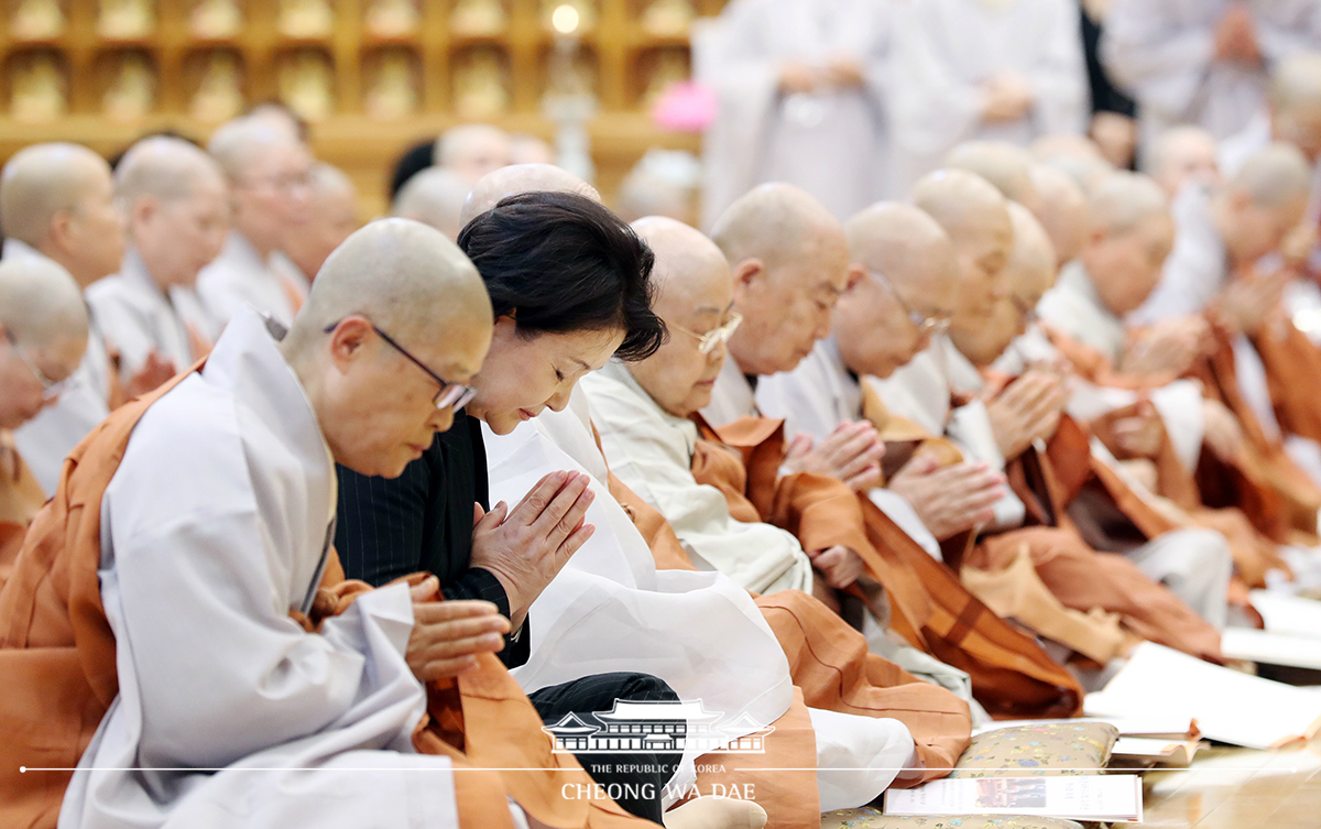 김정숙 여사, 조계종 전국비구니회 50주년 기념행사