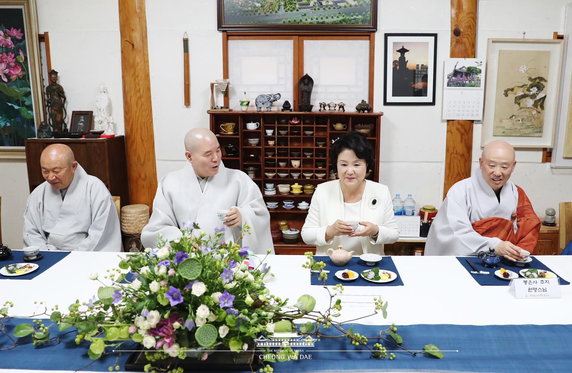 김정숙여사, 봉은사 전통문화 체험관 준공식