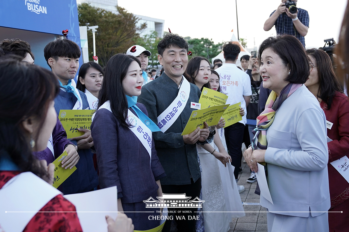 김정숙 여사, 부산에서 ‘세상모든가족함께 바다나들이’ 참석