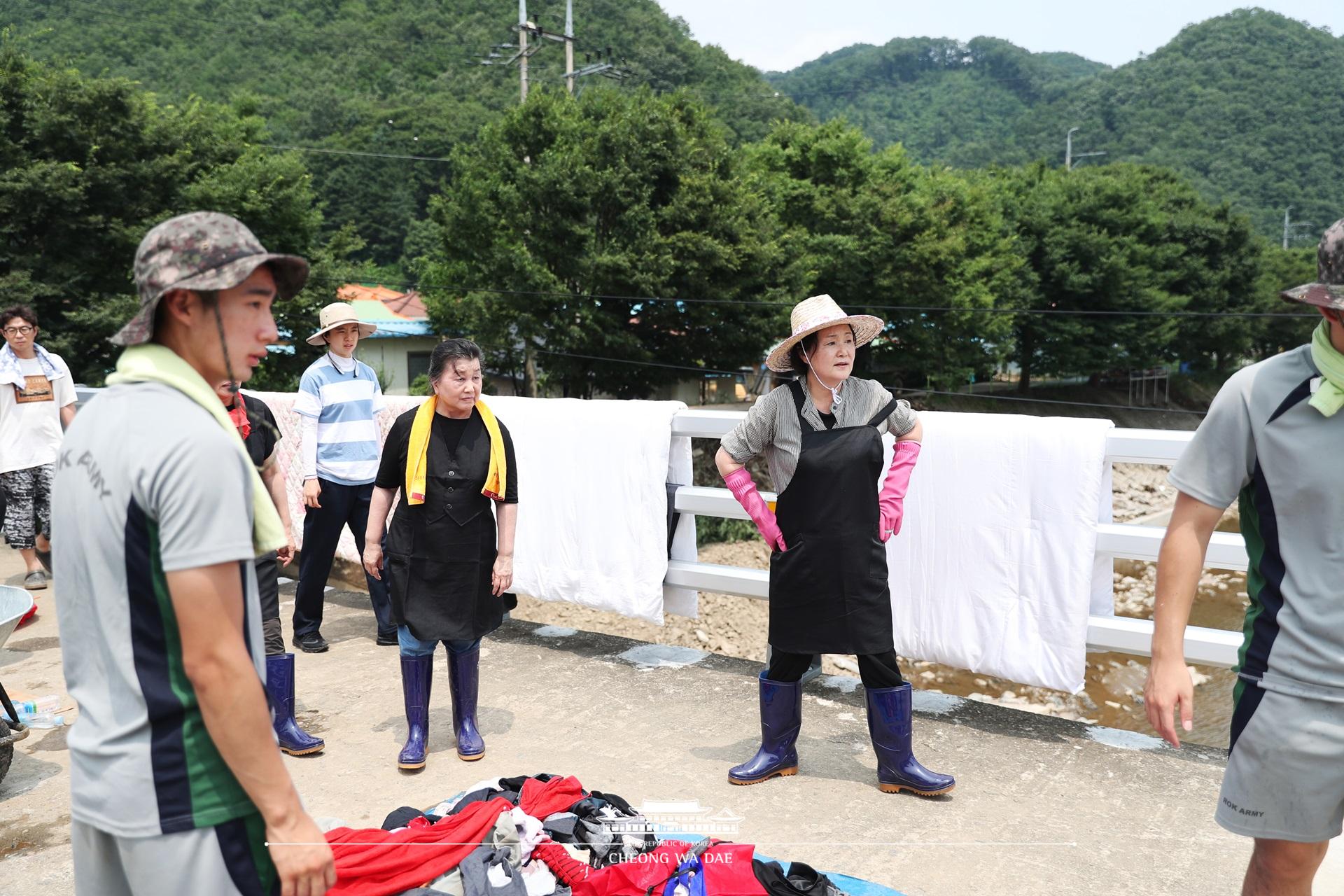 김정숙 여사, 청주 수해 피해지역 봉사