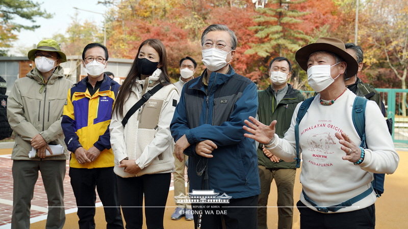 북악산 성곽 북측면 개방 산행