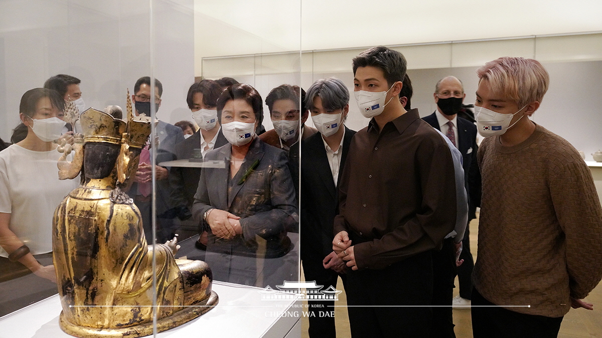 김정숙 여사, 메트로폴리탄 한국실 방문