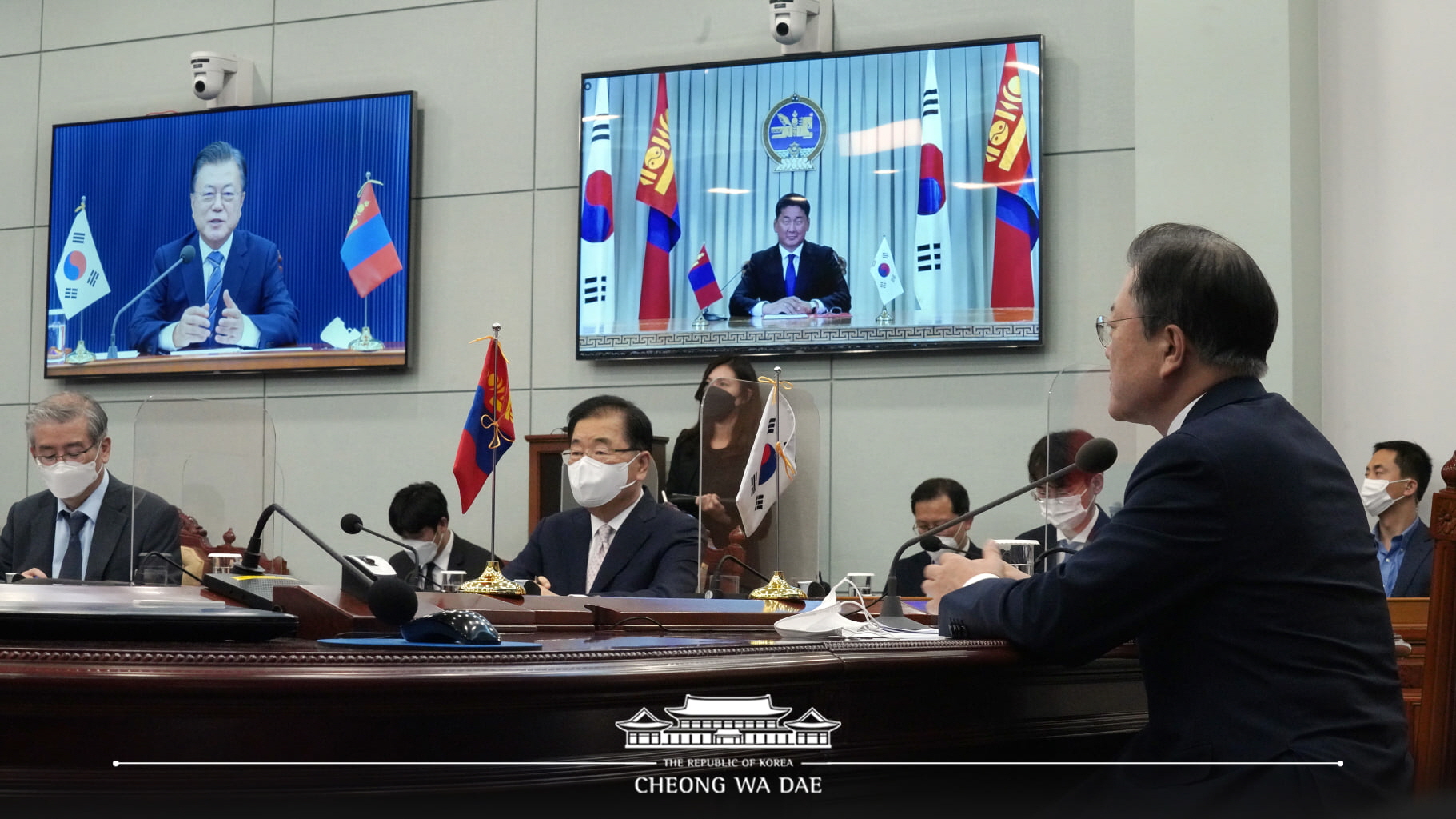 한-몽골 정상은 양국 관계를 '전략적 동반자 관계'로 격상하기로 합의하였습니다