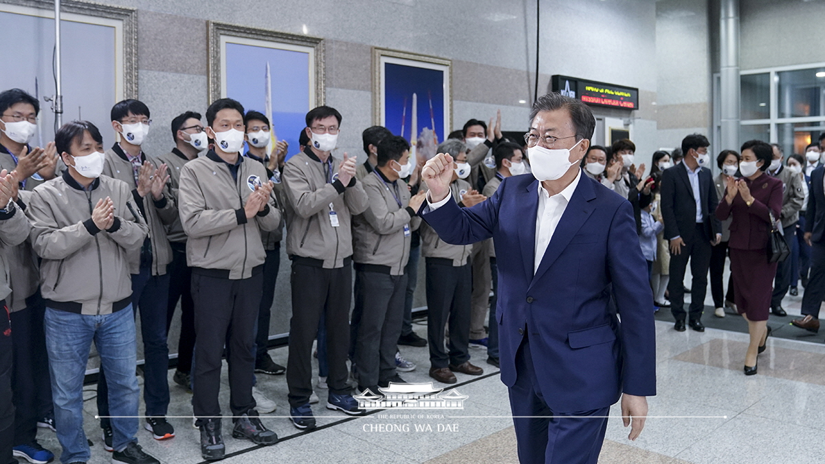 누리호와 함께 드넓은 우주, 새로운 미래를 향해 더 힘차게 전진합시다