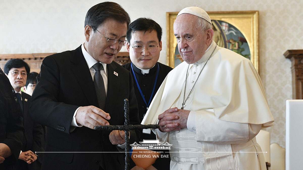 문재인 대통령과 프란치스코 교황이 ‘한반도 평화’를 위한 만남을 가졌습니다