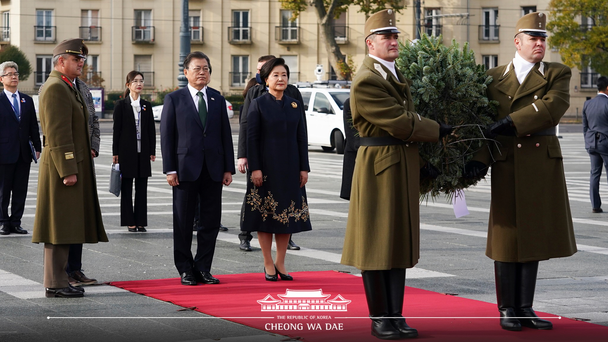 헝가리 영웅광장을 방문해 헌화했습니다