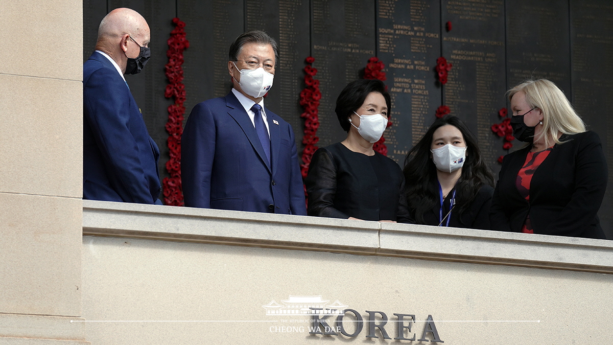 전쟁기념관 방문 및 헌화