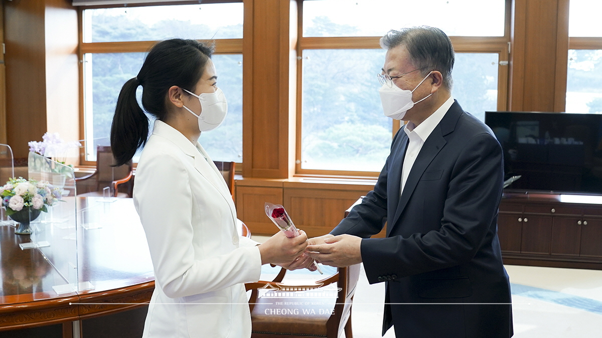 세계여성의날 맞이 장미꽃 전달