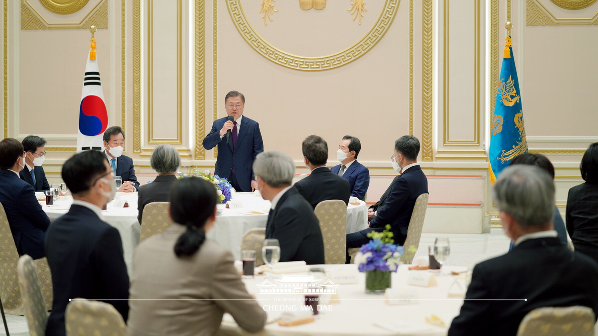 전직 총리를 비롯, 장관(급) 인사들을 초청해 오찬을 함께했습니다