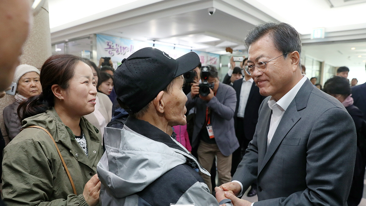 강원도 산불피해 이재민 거주시설 방문