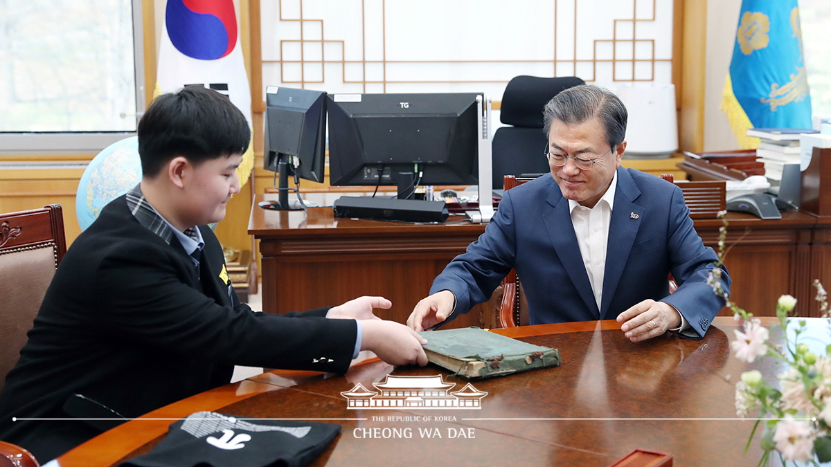 안중근의사 사건공판 속기록 등 기증한 학생 가족과 환담