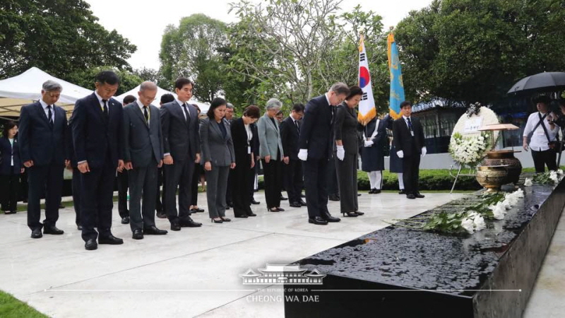 문재인 대통령과 김정숙 여사, 대한민국 순국사절 추모비 참배