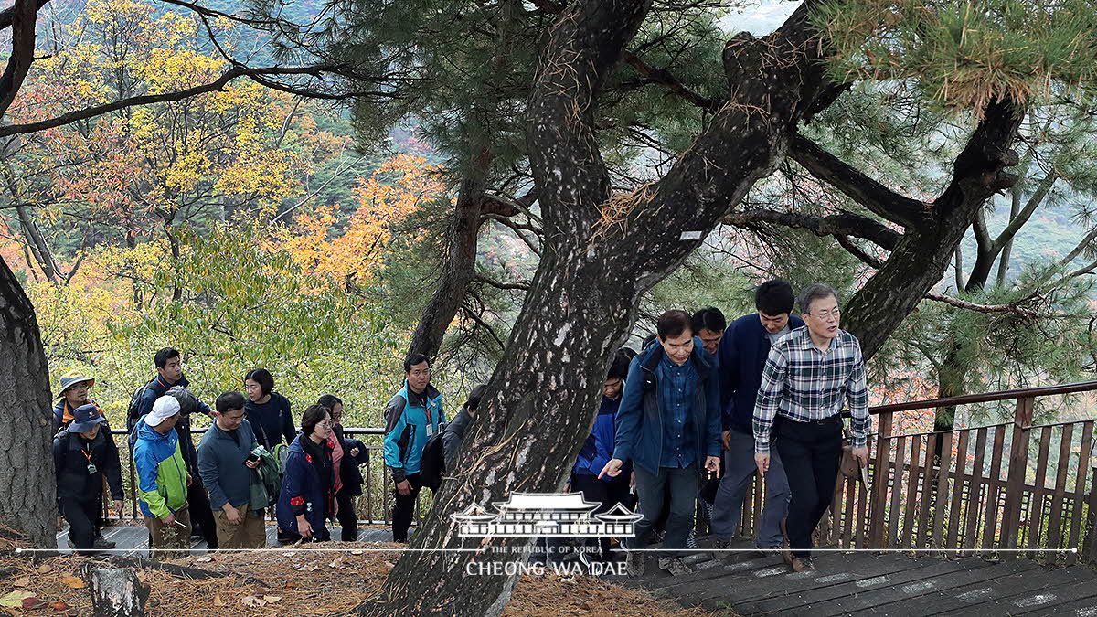 문재인 대통령과 함께, 북악산에 올랐습니다