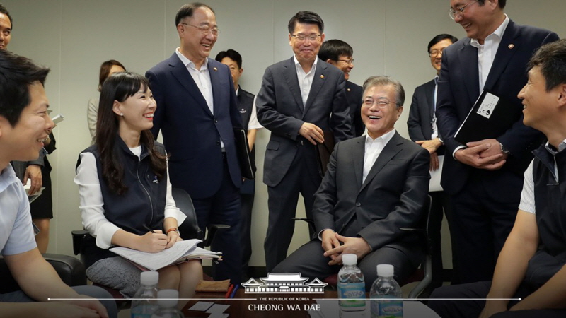 문재인 대통령, '소재·부품 수급대응 지원센터' 방문