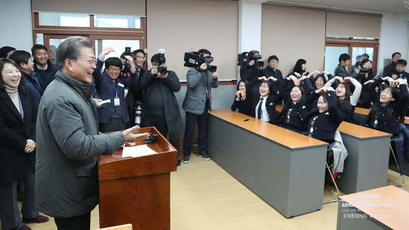 포항 지진 피해현장을 방문