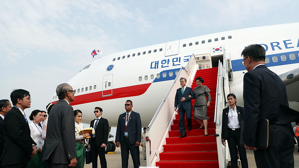 프놈펜 공항 도착 행사