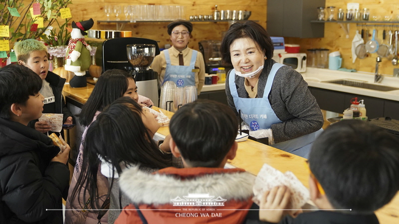 김정숙여사, 동해시 노인일자리 참여 어르신들과의 환담