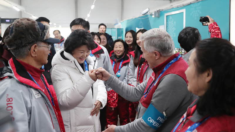 김정숙 여사, 평창동계올림픽 자원봉사자 격려