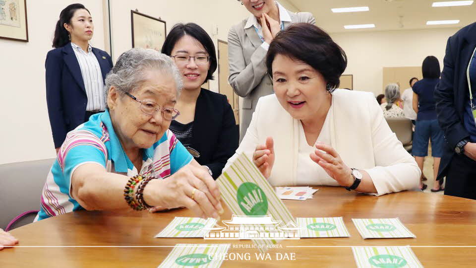 김정숙 여사, ‘퀑 와이 시우’ 요양병원 방문