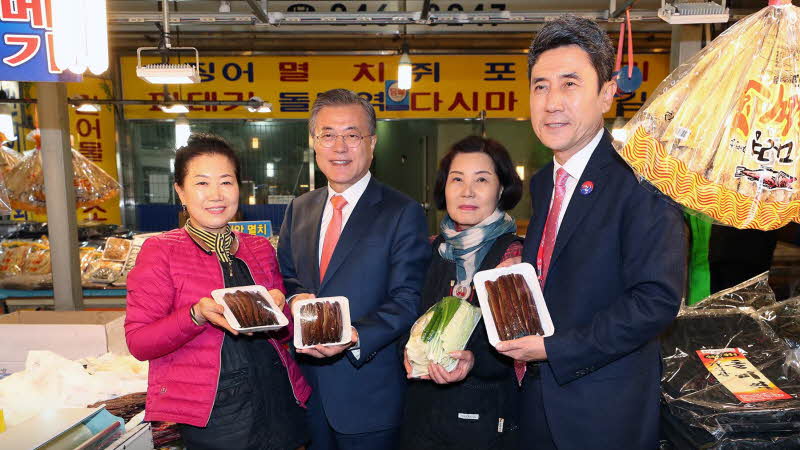 포항 죽도시장에서 과메기 구입한 문재인 대통령