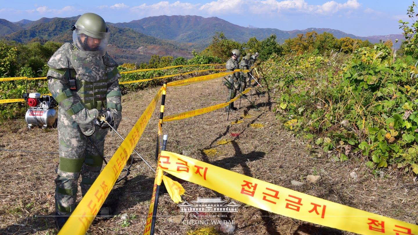 비무장지대(DMZ) 내 지뢰제거 현장 방문