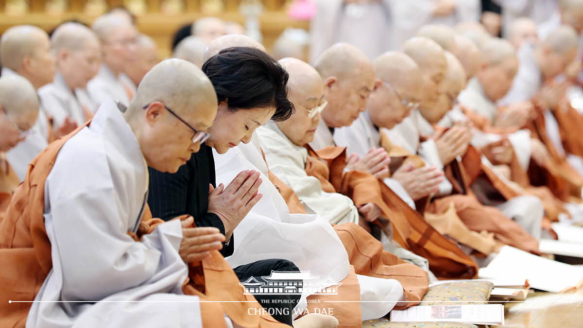 김정숙 여사, 조계종 전국비구니회 50주년 기념행사