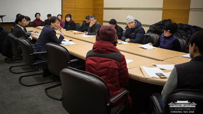 고려대 청소노동자 만난 장하성 실장