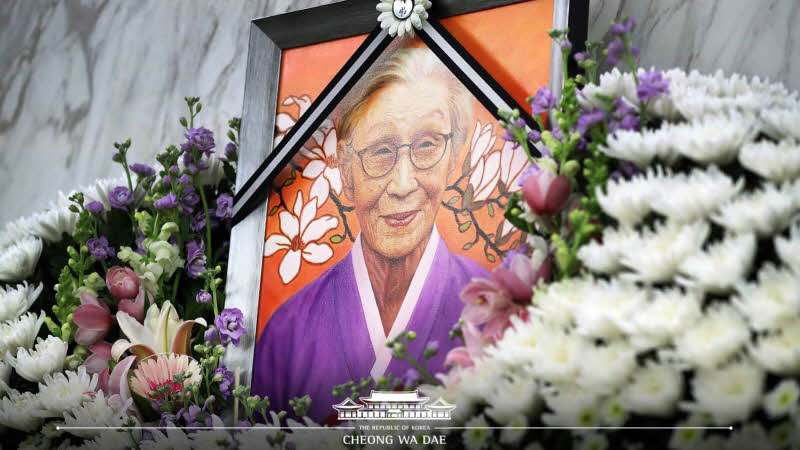 김복동 할머니 빈소찾은 문재인 대통령 “나비처럼 훨훨 날아가십시오”