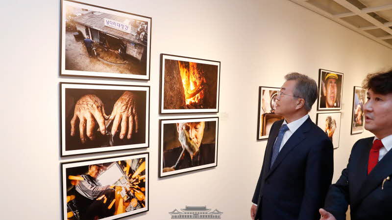 한국보도사진전 찾은 문재인 대통령