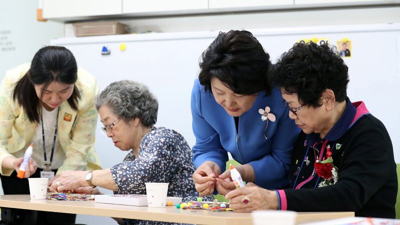 김정숙 여사, 어버이날 맞이 치매안심센터 현장 방문