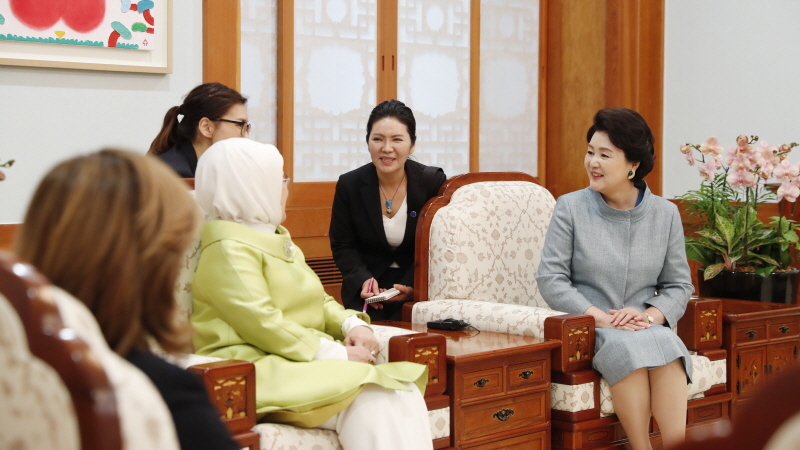 김정숙 여사, 터키 에미네 여사 환담