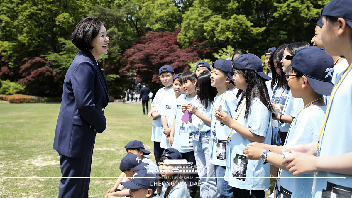 김정숙 여사, 녹지원에서 도서벽지 어린이들과 기념촬영