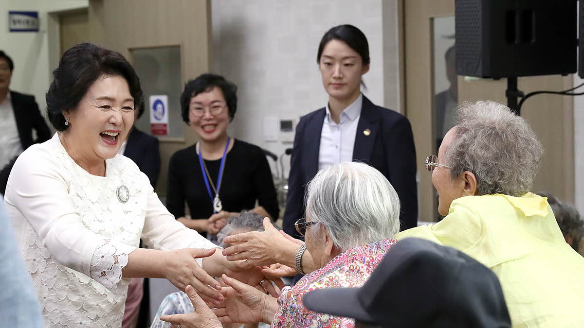 김정숙 여사, 주월동 경로당 방문