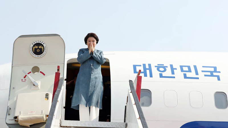 김정숙 여사, 인도 럭나우 공항 출발 행사