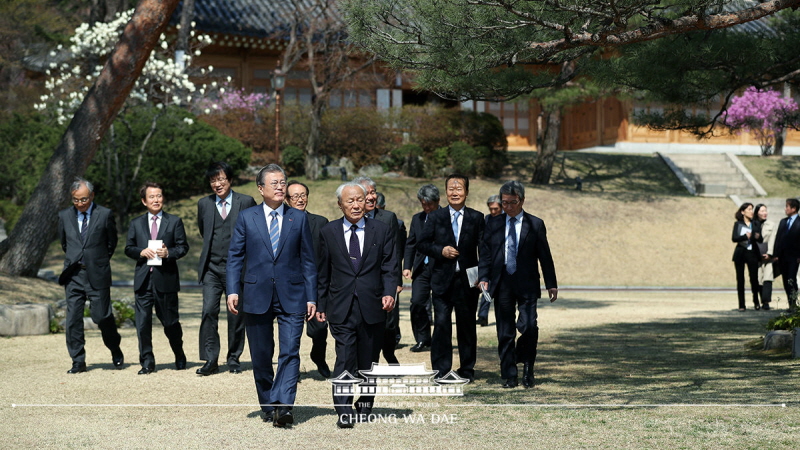 경제계 원로들과 경내 산책