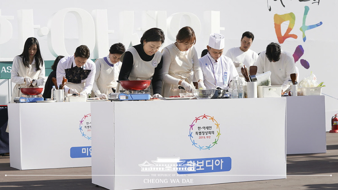 김정숙 여사, 한-아세안 푸드 스트리트 ‘아세안의 맛’ 방문