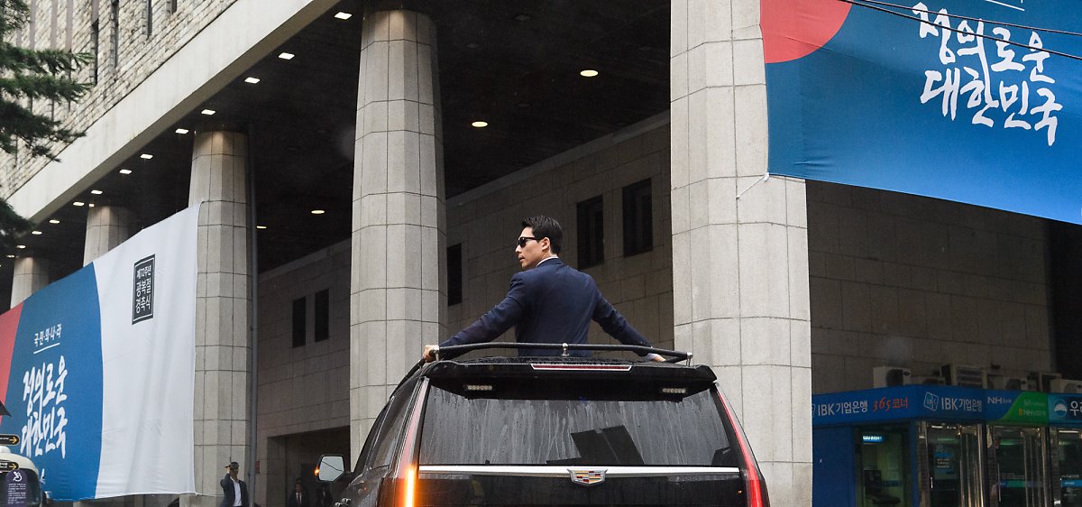 한 경호원이 선루프 차량에서 경호임무를 수행하고 있다. / 대통령 경호처 제공 한 경호원이 선루프 차량에서 경호임무를 수행하고 있다. / 대통령 경호처 제공