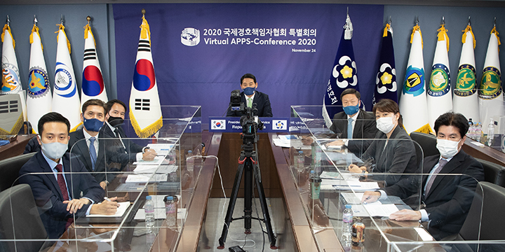 apps 대통령경호처(아래 경호처)는 지난 11월24일 저녁 8시부터 2시간20분 동안 APPS(국제경호책임자협회) 특별 화상회의에 참석했다. 이날 경호처는 ‘코로나19 대응지침’에 대해 발표해 각국 경호관계자들에게 깊은 인상을 심어주었다. 전 세계적인 코로나19 상황으로 인해 화상으로 진행된 이날 회의는 33개국 51개 국가 경호기관이 참여한 가운데 독일 연방범죄수사청 경호총국장 ‘스테판 루스’가 회의를 주관했다. APPS는 1년6개월마다 총회가 개최되며 비정기적으로 실무그룹 회의를 실시하기도 한다. 각국 경호기관 책임자와 간부들이 참석해 경호정보와 경호기법, 경호 관련 최신 기술 동양 등을 공유한다. 이날 화상회의에서는 네덜란드 경호실 등 5개 기관이 ‘고위험지역 경호’, ‘국제 협력’, ‘훈련 및 훈련 재인증’, ‘무인기 대응’, ‘위협 평가’ 등의 주제에 대해 발표했다. 경호처에서는 ‘대통령경호처 코로나19 대응지침’을 발표했다. 전 세계적인 코로나19의 위협이 가속화되는 상황이라 우리 처에서 발표한 대응지침에 대한 반응은 뜨거웠다. 화상회의를 주관한 스테판 루스 회장은 “한국의 코로나 대응 시스템은 아주 정교하고 수준이 높다고 생각한다”면서 “다른 나라에서는 경호요원이나 대통령·총리 등의 경호대상자 감염이 언론에 심심찮게 나오는데 비해 한국에서는 한명도 나오지 않아 놀랍다”며 경의를 표하기도 했다. 지난 11월20일 화상 에이펙(아시아태평양경제협력체) 정상회의에서 문재인 대통령이 정상 발언을 통해 코로나19 방역 경험을 공유한 것의 연장선이라 해도 틀린 말이 아니었다. 이미 K-방역에 대한 깊은 관심을 보인 각국 경호 관계자들은 대통령경호처에 관련 자료를 요청했고, 몽골 경호실은 경호처의 경험을 직접 전수받기 위해 방문의사를 표명하기도 했다. K-방역의 성과가 K-경호 세계화로 이어질 것을 예감케 하는 화상회의였다.