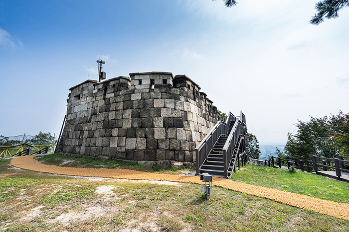 곡장 전망대와 새로 설치된 목재계단